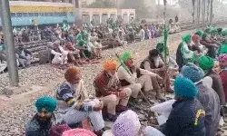 रेल रोको आंदोलन- 48 स्थानों पर किसानों का ट्रैक पर कब्जा- महिलाएं भी.. रेल रोको आंदोलन- 48 स्थानों पर किसानों का ट्रैक पर कब्जा- महिलाएं भी..