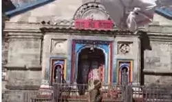 कपाट बंद होने के बावजूद केदारनाथ मंदिर में जूते लेकर घुसा व्यक्ति कपाट बंद होने के बावजूद केदारनाथ मंदिर में जूते लेकर घुसा व्यक्ति