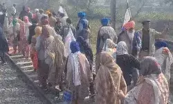 किसान आंदोलन- शुरू हुई ट्रेनों की छुक छुक- किसानों ने खाली किये ट्रैक किसान आंदोलन- शुरू हुई ट्रेनों की छुक छुक- किसानों ने खाली किये ट्रैक