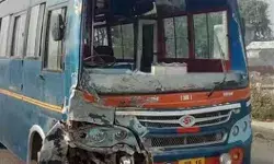 स्कूली बसों के आपस में टकराने से बच्चों में मची की पुकार- घायल.... स्कूली बसों के आपस में टकराने से बच्चों में मची की पुकार- घायल....