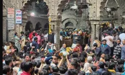 मंदिर प्रबंधन की हिदायत- मिनी स्कर्ट व कटी फटी जींस पहनकर बांके... मंदिर प्रबंधन की हिदायत- मिनी स्कर्ट व कटी फटी जींस पहनकर बांके...