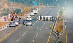 फिर टूटा रफ्तार का कहर- ओवरटेक कर रही बस एक्सप्रेस वे पर पलटी फिर टूटा रफ्तार का कहर- ओवरटेक कर रही बस एक्सप्रेस वे पर पलटी