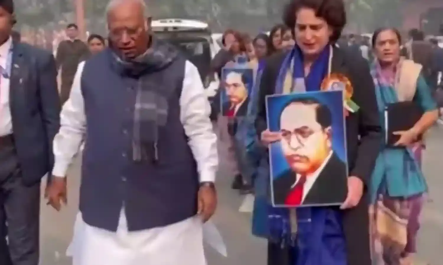 बीजेपी सांसदों की धक्का मुक्की में खड़गे के घुटने में लगी चोट- लोकसभा अध्यक्ष..