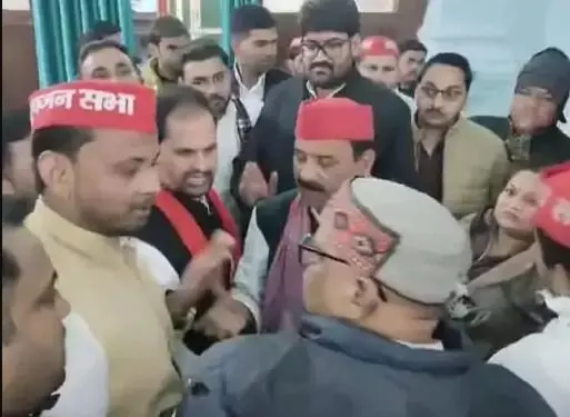 सपा नेताओं ने प्रदेश अध्यक्ष के सामने ही कर डाली एक दूसरे की पिलाई सपा नेताओं ने प्रदेश अध्यक्ष के सामने ही कर डाली एक दूसरे की पिलाई