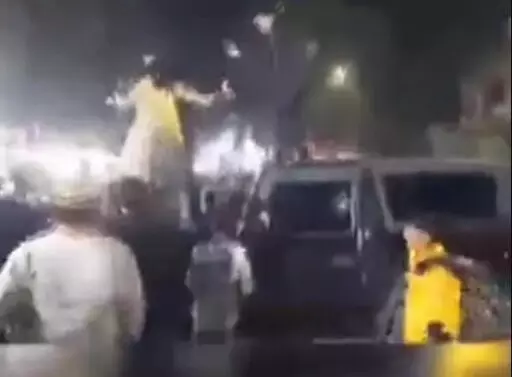 दूल्हे का महिलाओं के साथ बीच सड़क हुड़दंग-THAR पर चढ़कर मटकाये कूल्हे दूल्हे का महिलाओं के साथ बीच सड़क हुड़दंग-THAR पर चढ़कर मटकाये कूल्हे