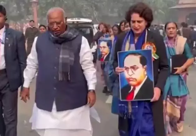 बीजेपी सांसदों की धक्का मुक्की में खड़गे के घुटने में लगी चोट- लोकसभा अध्यक्ष..