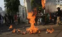 कांग्रेस कार्यकर्ता की मौत- सरकार के खिलाफ प्रदर्शन करते NSUI कार्यकर्ता झुलसा