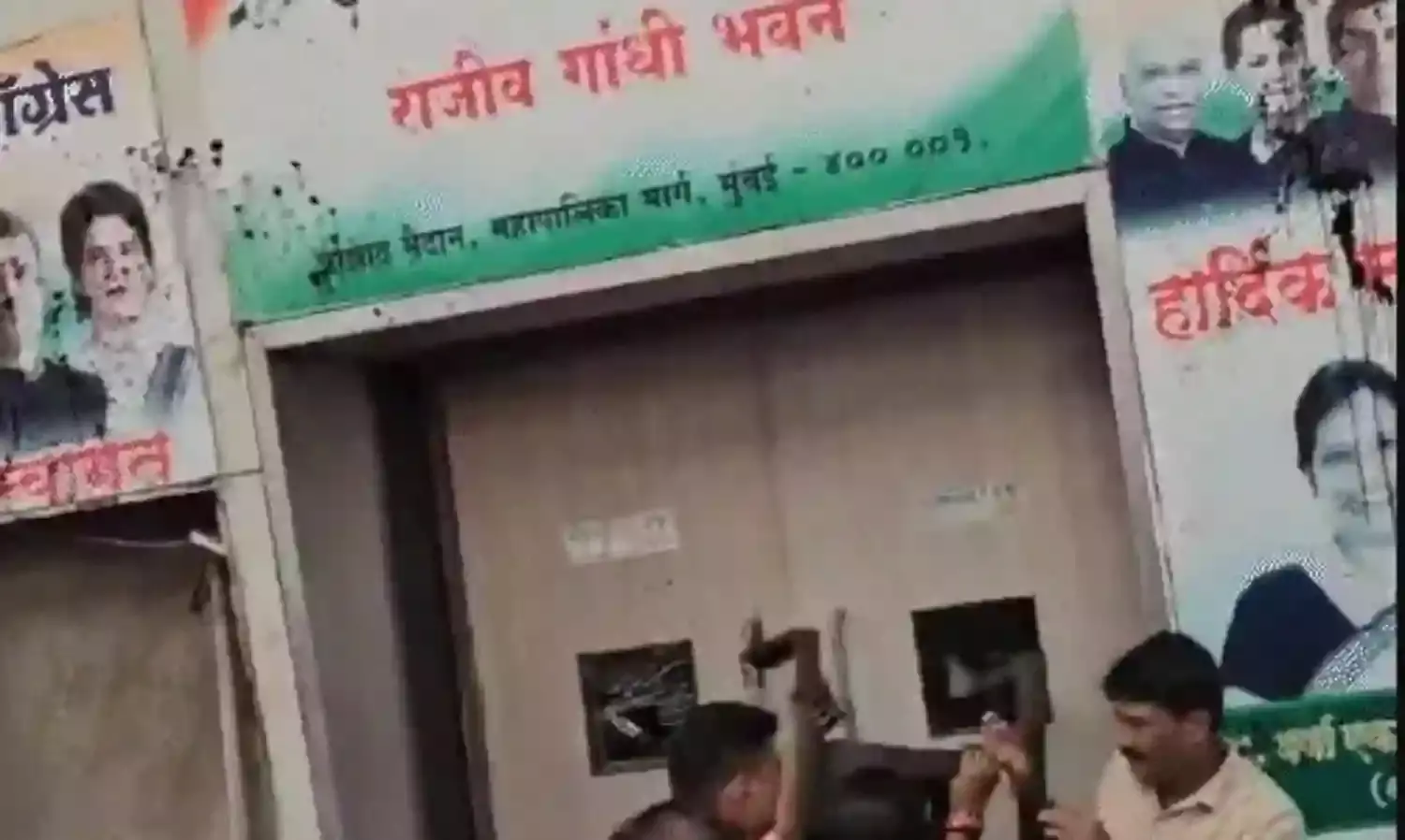 कांग्रेस दफ्तर में घुसे भाजपाइयों ने की तोड़फोड़- सोनिया राहुल प्रियंका के पोस्टर्स..