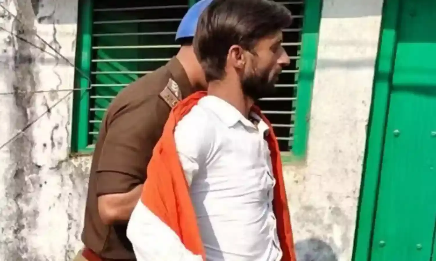 भगवा गमछा ओढकर जामा मस्जिद में घुसने का प्रयास-अंदर चल रही थी नमाज