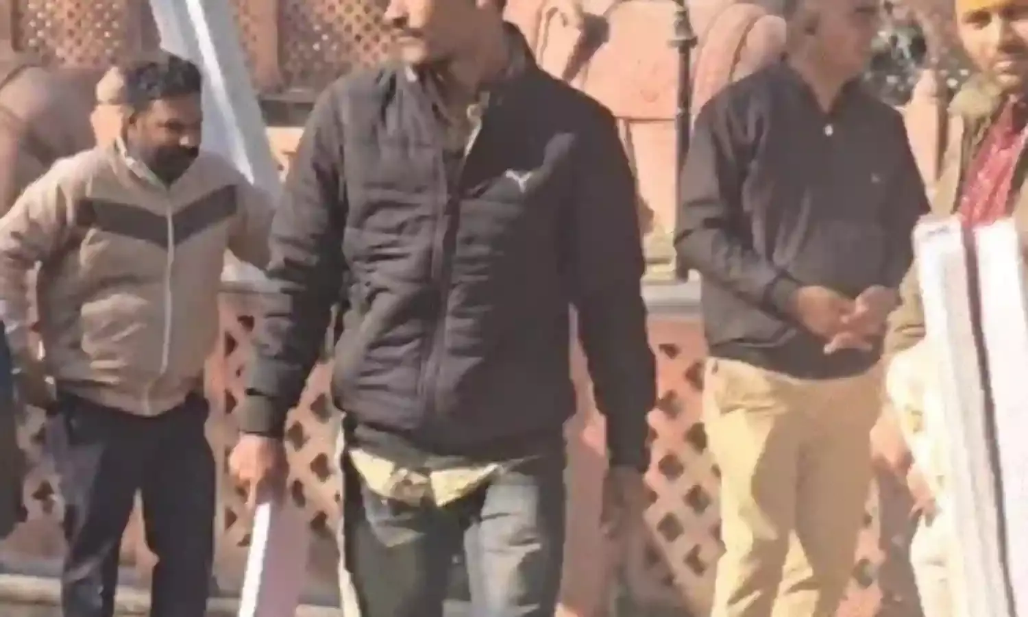कलेक्टर द्वारा श्रद्धालुओं से पैसे लेते पकड़े गए मंदिर के पुरोहित समेत 6 सस्पेंड