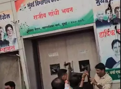 कांग्रेस दफ्तर में घुसे भाजपाइयों ने की तोड़फोड़- सोनिया राहुल प्रियंका के पोस्टर्स..