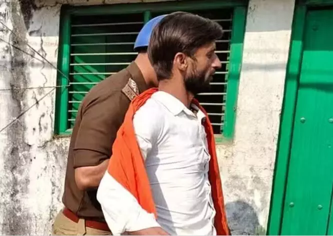 भगवा गमछा ओढकर जामा मस्जिद में घुसने का प्रयास-अंदर चल रही थी नमाज