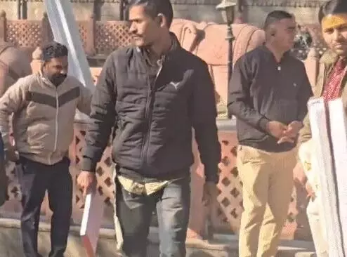 कलेक्टर द्वारा श्रद्धालुओं से पैसे लेते पकड़े गए मंदिर के पुरोहित समेत 6 सस्पेंड कलेक्टर द्वारा श्रद्धालुओं से पैसे लेते पकड़े गए मंदिर के पुरोहित समेत 6 सस्पेंड