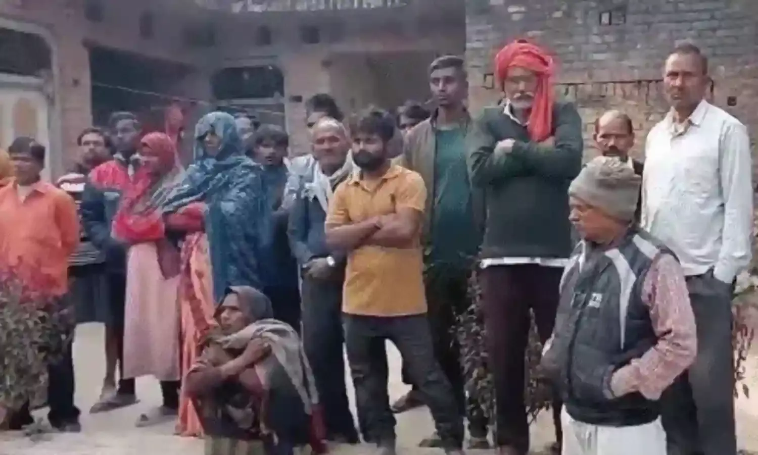 कलेजे के टुकड़े तीन बच्चों को मौत की नींद सुलाकर फांसी पर झूल गई मां