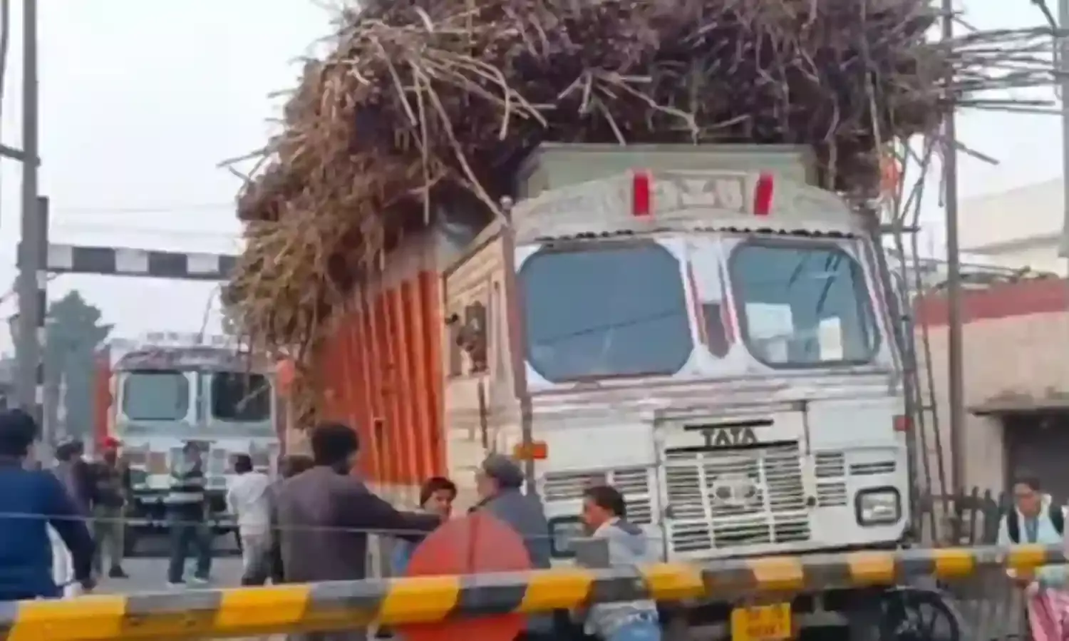 रेलवे ट्रैक पर फंसे गन्नों के ट्रक ने रेलगाड़ियों की रफ्तार पर लगा दिए ब्रेक