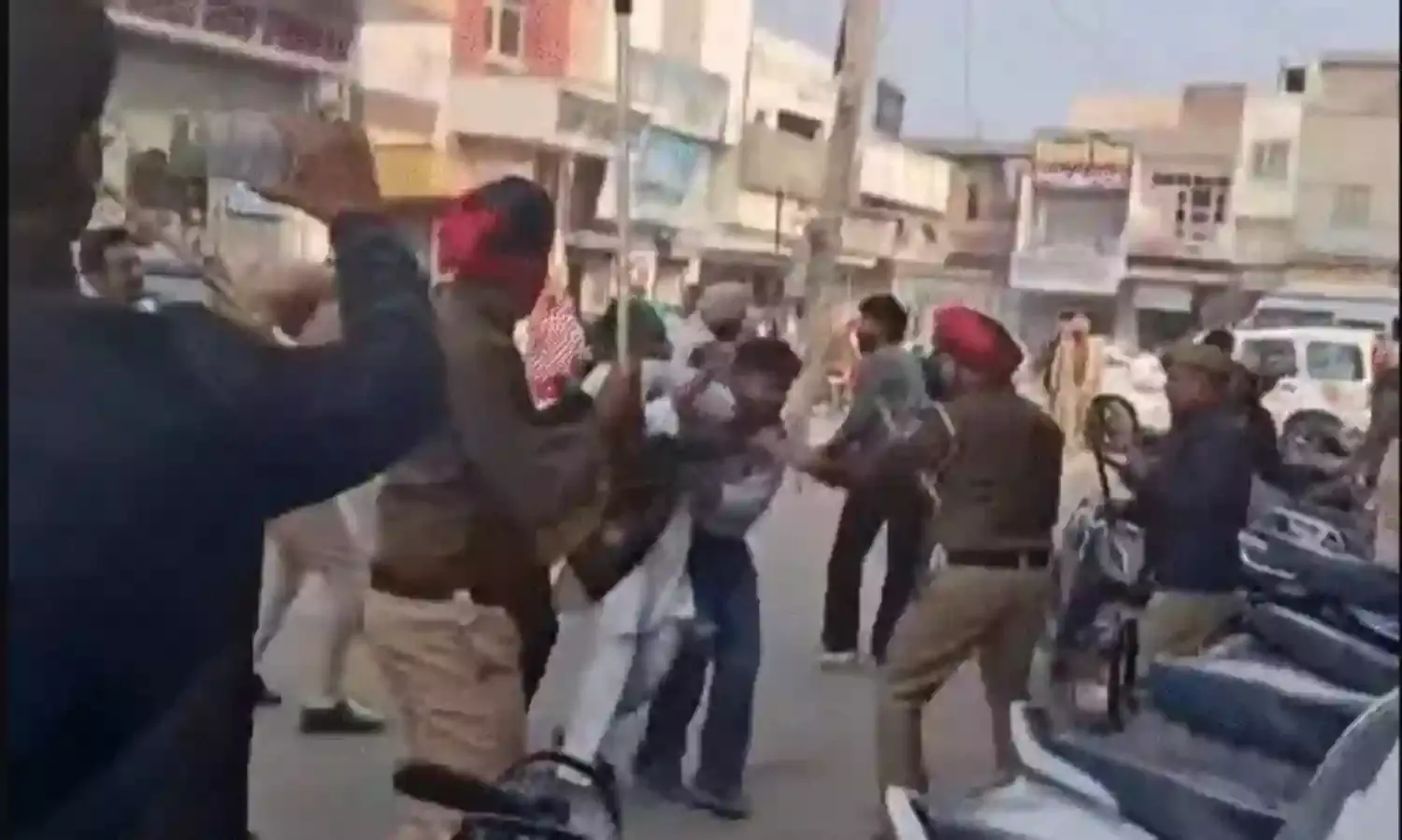 नगर निगम चुनाव-बूथ में घुसने का प्रयास पुलिस ने कर दिया लाठी चार्ज