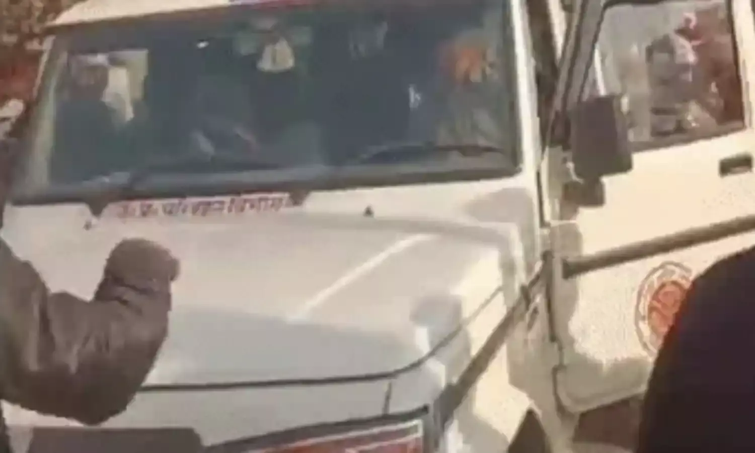 महिला ARTO पर जानलेवा हमला- ट्रक चढ़ाने की कोशिश- लाठी डंडों से..