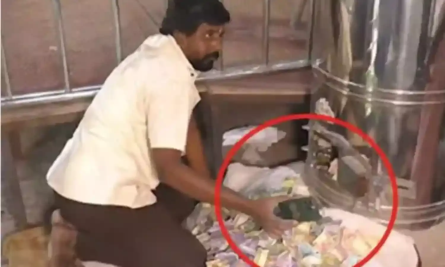 दान पेटी में गिरे आईफोन को मंदिर ने दिया अपनी संपत्ति करार- नहीं लौटाया..