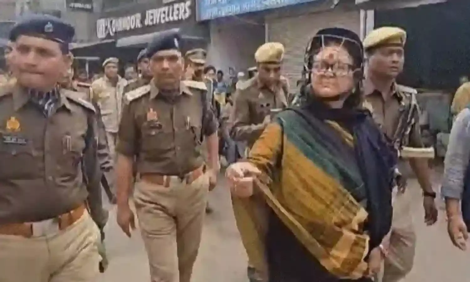 पुलिस फोर्स के साथ मेयर मुस्लिम इलाके में बंद मंदिर खुलवाएं