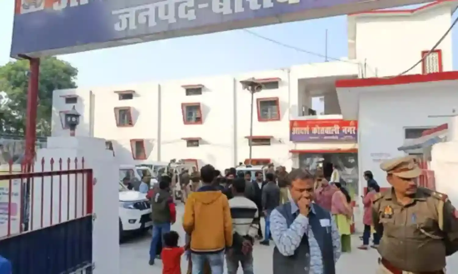 घूसखोरी को लेकर जानलेवा हमला- लेखपालों ने युवक को पकड़कर पीटा