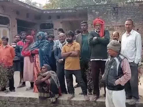 कलेजे के टुकड़े तीन बच्चों को मौत की नींद सुलाकर फांसी पर झूल गई मां
