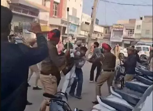 नगर निगम चुनाव-बूथ में घुसने का प्रयास पुलिस ने कर दिया लाठी चार्ज