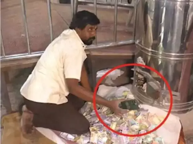 दान पेटी में गिरे आईफोन को मंदिर ने दिया अपनी संपत्ति करार- नहीं लौटाया..