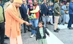 CM के जनता दरबार में फरियादियों की भीड़- बच्चों को आशीर्वाद के...