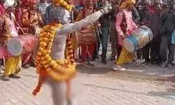 पंचदशनाम अखाड़े की पेशवाई में साधु संतों लहराई लाठियां एवं तलवारें पंचदशनाम अखाड़े की पेशवाई में साधु संतों लहराई लाठियां एवं तलवारें