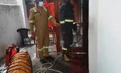 डॉक्टर दंपति के घर में लगी आग- बेसमेंट में दफ्तर जलकर हुआ खाक