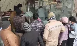 शटर उखाड़कर दुकान में घुसे चोरों ने लाखों के जेवरात उड़ाए