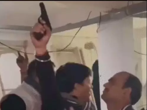 हनक दिखाने को बर्थडे पार्टी में लहराई पिस्टल- पुलिस के एक्शन में दबंग.. हनक दिखाने को बर्थडे पार्टी में लहराई पिस्टल- पुलिस के एक्शन में दबंग..