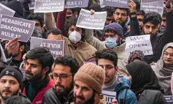 आरक्षण नीति को लेकर बवाल- स्टूडेंट ने सीएम के मकान पर डाला डेरा