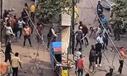 युवक से मारपीट के बाद मचा बवाल- 2 पक्षों में पथराव के बाद लहराई तलवारें