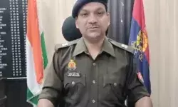 गर्लफ्रेंड के साथ बात कर रहे स्टूडेंट से लूटी कार - मोबाइल और 10000... गर्लफ्रेंड के साथ बात कर रहे स्टूडेंट से लूटी कार - मोबाइल और 10000...