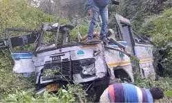 सवारियों को लेकर जा रही बस खाई में गिरी- तीन की मौत- अनेक गंभीर सवारियों को लेकर जा रही बस खाई में गिरी- तीन की मौत- अनेक गंभीर