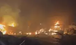 टक्कर के बाद ट्रक में हुए ब्लास्ट से लगी आग मे कई गाड़ियां जलकर हुई खाक टक्कर के बाद ट्रक में हुए ब्लास्ट से लगी आग मे कई गाड़ियां जलकर हुई खाक