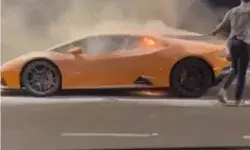 बीच सड़क आग का गोला बनी लैंबॉर्गिनी कार- इलाके में मचा हड़कंप