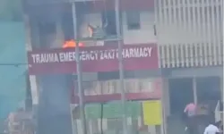 हॉस्पिटल के पास रखें ट्रांसफार्मर में लगी आग- बाइक भी आ गई.... हॉस्पिटल के पास रखें ट्रांसफार्मर में लगी आग- बाइक भी आ गई....