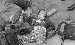 ट्रक ने स्कूली बच्चों से भरे ई- रिक्शा को टक्कर मार सड़क पर घसीटा ट्रक ने स्कूली बच्चों से भरे ई- रिक्शा को टक्कर मार सड़क पर घसीटा