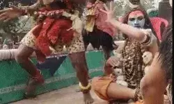 महाकुंभ- नर पिशाचों का तांडव- संत के सीने पर ईंट रख हथौड़े से तोड़ी महाकुंभ- नर पिशाचों का तांडव- संत के सीने पर ईंट रख हथौड़े से तोड़ी