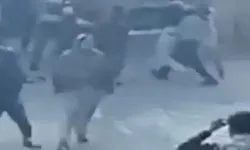 घर के सामने कूड़ा डालने को लेकर घमासान- दो समुदाय के लोगों में चले.. घर के सामने कूड़ा डालने को लेकर घमासान- दो समुदाय के लोगों में चले..