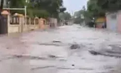 बाढ़ के आने से कम से कम 13 लोगों की हुई मौत- दर्जन हुए घायल बाढ़ के आने से कम से कम 13 लोगों की हुई मौत- दर्जन हुए घायल