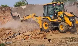 बिना मान्यता सरकार की जमीन पर चल रहे मदरसे पर चला बाबा का बुलडोजर बिना मान्यता सरकार की जमीन पर चल रहे मदरसे पर चला बाबा का बुलडोजर