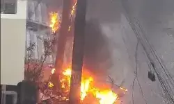 घनी आबादी के बीच धूं धूं करके जला बिजली का खंभा- तारों के मकड़जाल.....