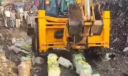 60 लाख की दारू पर बुलडोजर चलते देख पियक्कड़ों के दिलों पर.. 60 लाख की दारू पर बुलडोजर चलते देख पियक्कड़ों के दिलों पर..