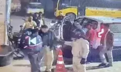 पेट्रोल भरने में देरी- झल्लाएं SHO ने कर्मचारी को कॉलर पकड़कर घसीटा पेट्रोल भरने में देरी- झल्लाएं SHO ने कर्मचारी को कॉलर पकड़कर घसीटा