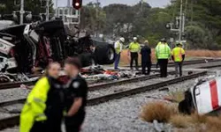 ट्रेन और दमकल गाड़ी की टक्कर में 15 लोग हुए घायल ट्रेन और दमकल गाड़ी की टक्कर में 15 लोग हुए घायल