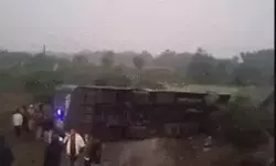 दिन निकलते ही हादसा पुल से गिरी चार्टर्ड बस- मौके पर चीख पुकार दिन निकलते ही हादसा पुल से गिरी चार्टर्ड बस- मौके पर चीख पुकार