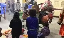 स्टेशन पर सो रहे यात्राओं को पानी डालकर नहलाया- छूट पड़ी कंपकंपी स्टेशन पर सो रहे यात्राओं को पानी डालकर नहलाया- छूट पड़ी कंपकंपी